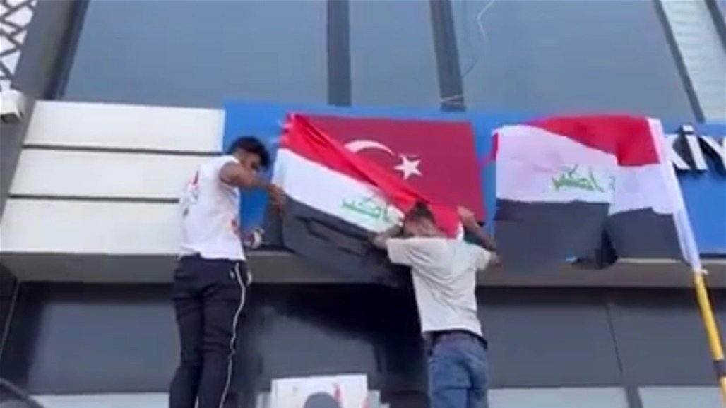 متظاهرون يغلقون مقر اصدار الفيزة التركية كركوك ردا على "القصف التركي" (صور)