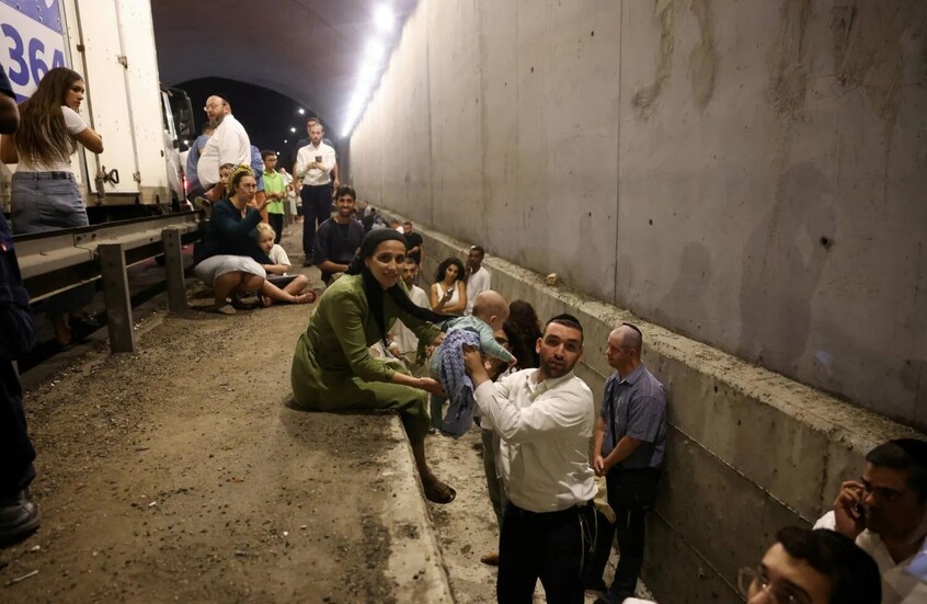 صفارات الإنذار تدوي في إسرائيل والجيش يدعو للبقاء "قرب الملاجئ"