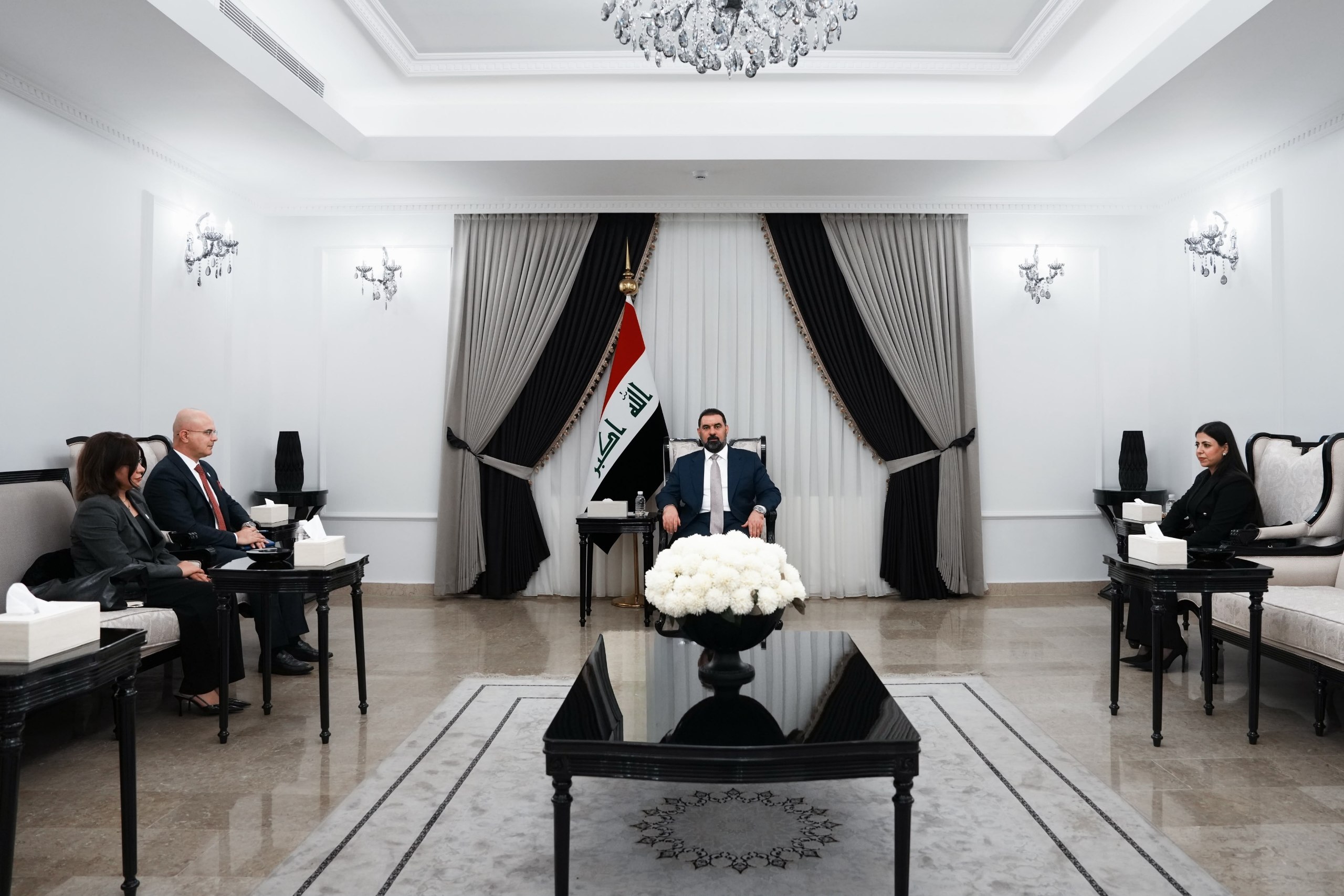 رئيس البرلمان يستقبل رئيس المعهد الديمقراطي الوطني